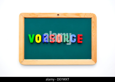 Previdenza, il termine tedesco per la prevenzione, scritto con colorate le lettere magnetiche su un bambino di Blackboard Foto Stock