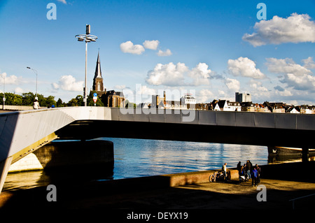 I giovani olandesi si radunano sotto il Wilhelminabrug dal fiume Meuse o Maas Foto Stock