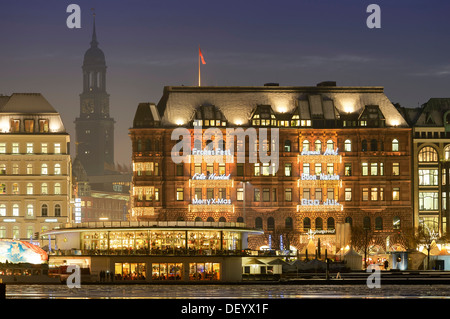 Hamburger Hof con le luci di Natale, Alsterpavillon e Michel, new town, Hamburg, Amburgo, Germania Foto Stock