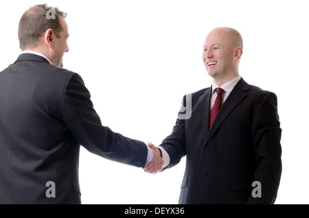 Due imprenditori stringono le mani in un incontro o un accordo isolato su bianco Foto Stock