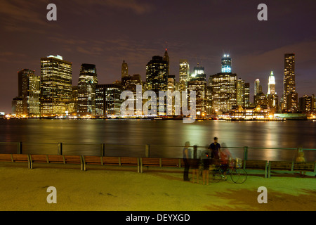 Lungomare di Brooklyn, vista attraverso la East River per lo skyline di Manhattan, a New York City, Stati Uniti d'America Foto Stock