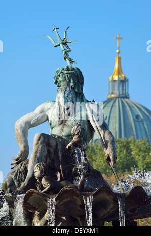 Fontana di Nettuno su Alexanderplatz, la cupola della cattedrale sul retro, Berlino Foto Stock