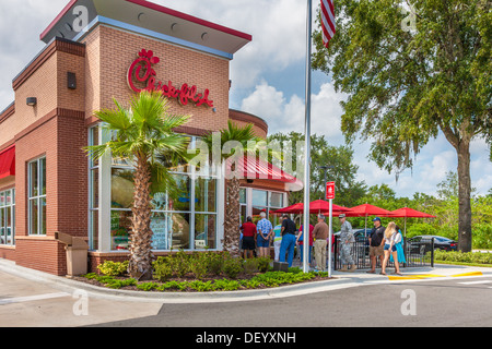I clienti linea fino a uscire dalla porta al Pulcino-fil-un ristorante fast food in Ocala, Florida a sostegno dei valori cristiani Foto Stock