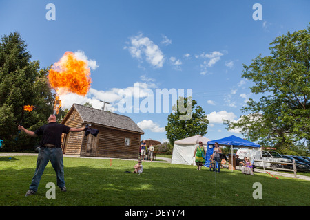 Incendio respirazione intrattenimento a Festa Medievale, Upstate New York, la contea de Montgomery Foto Stock