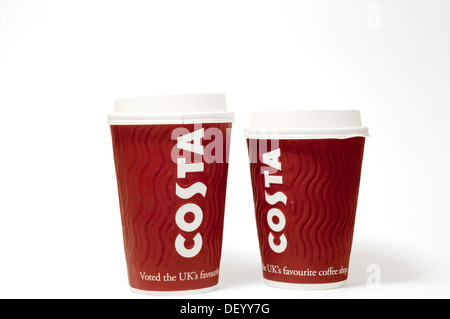 Due monouso di caffè Costa bicchieri di carta con coperchi in plastica e il nome stampato Costa ben visibile sul lato. Foto Stock