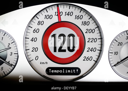 Autospeedometer con 120 km/h, il limite di velocità sulle autostrade, Autotacho bei 120 km/h, Tempolimit auf Autobahnen Foto Stock