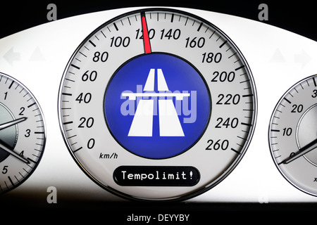 Autospeedometer con 120 km/h, il limite di velocità sulle autostrade, Autotacho bei 120 km/h, Tempolimit auf Autobahnen Foto Stock