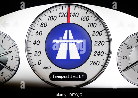 Autospeedometer con 130 km/h, il limite di velocità sulle autostrade, Autotacho bei 130 km/h, Tempolimit auf Autobahnen Foto Stock