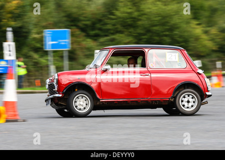 Una vettura di prendere parte ad un AutoSolo a Strensham Servizi sulla M5. Foto Stock