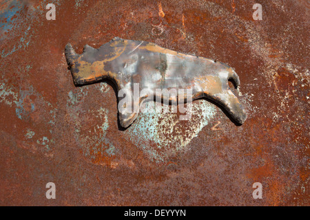 Metallo a 'Rhino' logo su ingresso gatepost, salvare il Rhino Trust, Damaraland, Namibia, Africa, maggio 2013 Foto Stock