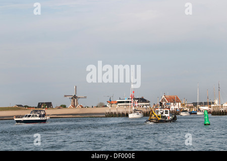 Paesi Bassi Texel Oudeschild port harbour dike il mulino a vento di mare mare di Wadden ( Waddenzee ) Foto Stock