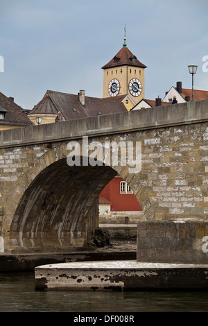 Vista sul fiume Danubio e la Cattedrale di San Pietro, un antico ponte in pietra, Salzstadel, Bruecktor, Gate Bridge Foto Stock