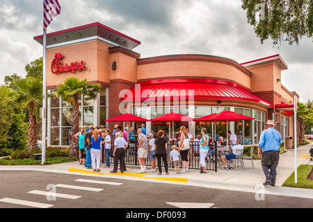 I clienti linea fino a uscire dalla porta al Pulcino-fil-un ristorante fast food in Ocala, Florida a sostegno dei valori cristiani Foto Stock