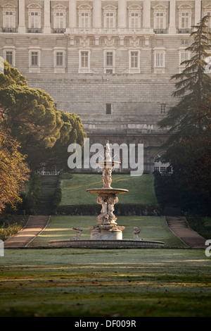 Il Palazzo Reale e il Campo del Moro giardini in autunno, Madrid, Spagna, Europa Foto Stock