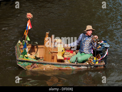 Un suonatore ambulante ( Reinier Sijpkens ) suonare la tromba in un organo barca su un canale di Amsterdam Paesi Bassi Foto Stock