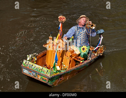 Un suonatore ambulante ( Reinier Sijpkens ) suonare la tromba in un organo barca su un canale di Amsterdam Paesi Bassi Foto Stock