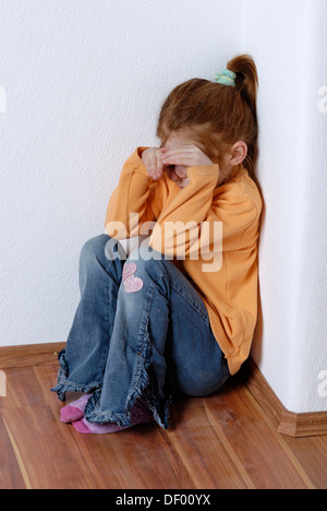 Bambino, ragazza, triste, ostinato Foto Stock