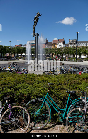 Fontana di fronte a Gand St Pieters stazione ferroviaria, Gent, Belgio, Europa Foto Stock