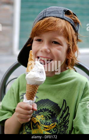 Bambino a mangiare il gelato in estate Foto Stock