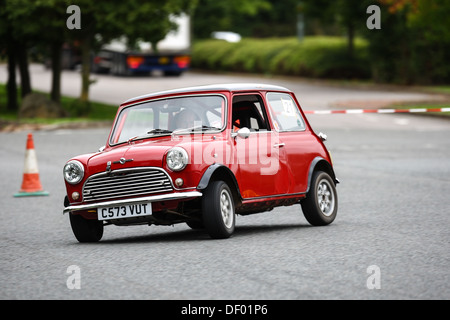 Una vettura di prendere parte ad un AutoSolo a Strensham Servizi sulla M5. Foto Stock