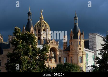 La cupola dorata del Castello di Schwerin fotografata davanti a un cielo nuvoloso scuro in Schwerin, Germania 19 settembre 2013. Foto: Jens BÜTTNER/dpa Foto Stock