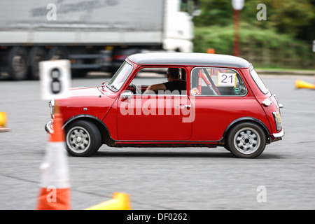 Una vettura di prendere parte ad un AutoSolo a Strensham Servizi sulla M5. Foto Stock