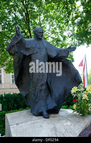 Monumento a Papa Giovanni Paolo II, 1920-2005, accanto alla Cattedrale dei Santi Pietro e Paolo, Poznán, Polonia, Europa Foto Stock