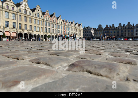 Ciottoli, case a capanna sulla Place des Heros square, Arras, Pas-de-Calais, in Francia, in Europa Foto Stock