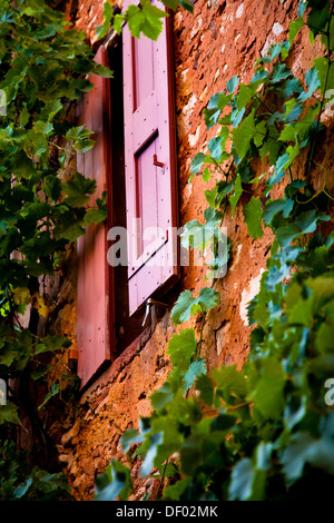 Finestra con persiane, Roussillon Vaucluse Provence, Francia Foto Stock