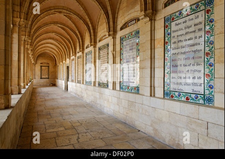 Chiostro e Chiesa del Pater Noster o Sancturay del Eleona, Mount of Olives, Gerusalemme, Israele, Medio Oriente e Asia Foto Stock