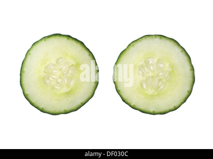 Due fresche tagliate fette di cetriolo isolati su sfondo bianco, close up Foto Stock