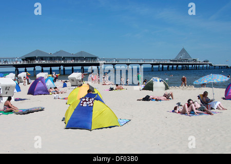 I turisti con spiaggia tende sulla spiaggia di fronte al molo, Heringsdorf, Meclemburgo-Pomerania, Germania Foto Stock