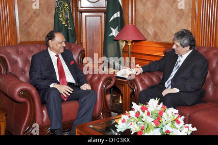 KARACHI/ PAKISTAN .  25 setp 2013 Handout image PID  Governatore Sindh Dr. Ishrat ul Ebad Khan ha invitato il Presidente Mamnoon Hussain a casa del governatore Karachi su 25-09-3013 (foto di PID/Deanpictures/Alamy Live News Foto Stock