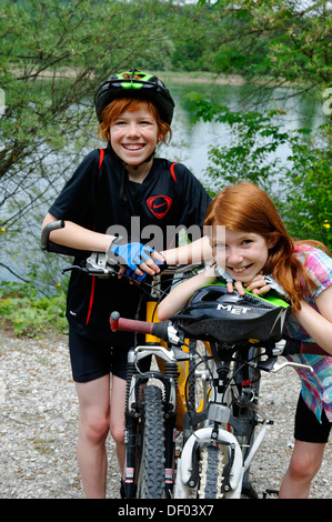 Due bambini, un ragazzo e una ragazza, con la mountain bike e caschi Foto Stock