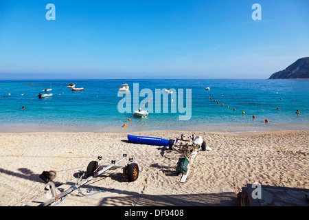 Kathisma spiaggia piccole barche da pesca in mare Ag Agios Agios Nikitas Lefkada Lefkada isola greca Grecia Foto Stock