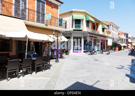 La via principale dello shopping a Lefkada Lefkada città isola greca Grecia Foto Stock