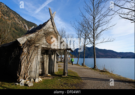 Capanna in legno in Flake Viking Village, il Lago Walchensee o Lago di Walchen, Alta Baviera, Baviera Foto Stock