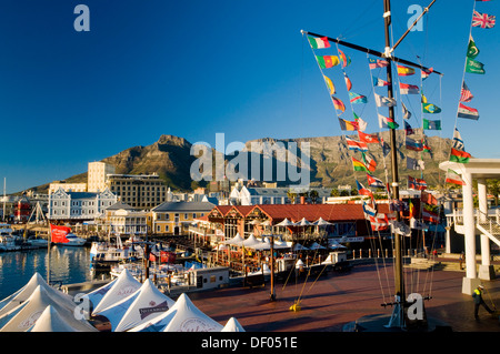 Bandiere colorate, barche, caffè all'aperto, Table Mountain Victoria & Alfred Waterfront, Città del Capo, Western Cape, Sud Africa Foto Stock