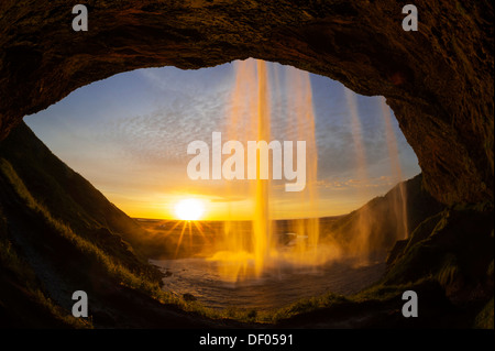 Tramonto al Seljalandsfoss cascata sul fiume Seljalandsá, ring road, Suðurland, Sudurland, Sud dell'Islanda, Islanda Foto Stock