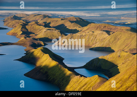 La vista dalla cima della montagna Sveinstindur oltre il Lago Langisjór verso il ghiacciaio Vatnajoekull, Highland, Islanda, Europa Foto Stock