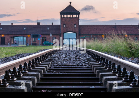 Binari e il cancello di ingresso al campo di concentramento di Auschwitz-Birkenau, Auschwitz, Piccola Polonia, Polonia, Europa Foto Stock