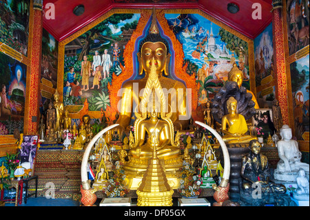 Golden Statue di Buddha, Wat Phra That Doi Suthep, Chiang Mai, Thailandia del Nord della Thailandia, Asia Foto Stock