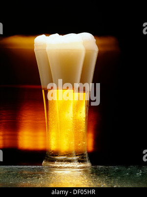 Birra di frumento, birra vetro, sfocatura del movimento Foto Stock