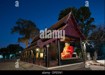 Seduto statua del Buddha con foglia oro in un viharn, Wat Chedi Luang, Chiang Mai, Thailandia del Nord della Thailandia, Asia Foto Stock