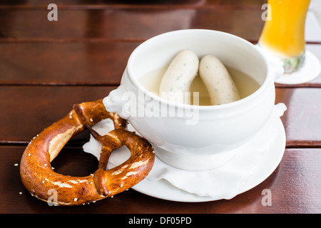 Weisswurst - tipica bavarese salsicce bianche con Pretzel e hefeweizen (birra di grano) Foto Stock