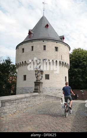 Un ciclista di attraversare il ponte di fronte le Torri Broel (Broeltoren), Kortrijk, Fiandre Occidentali, Belgio. Foto Stock