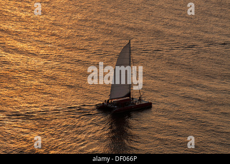 Catamarano in la luce della sera, Oía, Santorin, griechische isole, Germania Foto Stock