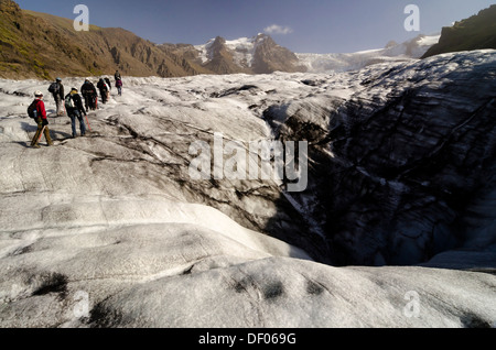 Un gruppo di turisti escursioni, Svinafellsjoekull lingua del ghiacciaio, Skaftafell National Park, Austurland, orientale, Islanda Islanda Foto Stock