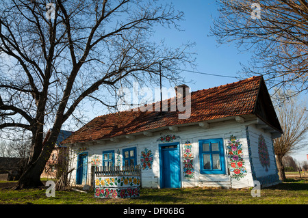 Tradizionale antica casa in legno dipinto con fiori colorati, villaggio Zalipie, vicino a Tarnow, Piccola Polonia, Polonia, Europa Foto Stock