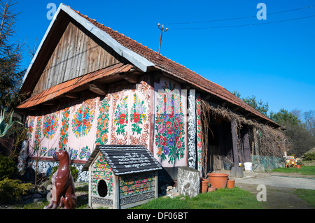 Antica fattoria in legno dipinto con fiori colorati, villaggio Zalipie, vicino a Tarnow, Piccola Polonia, Polonia, Europa Foto Stock